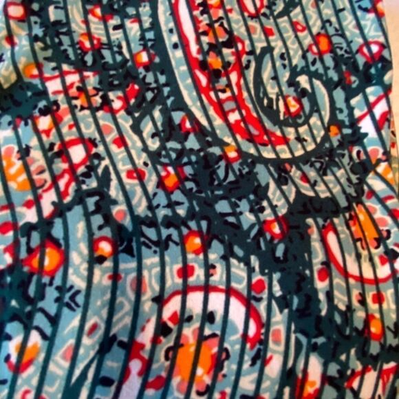 1265 LuLaRoe Leggings Size OS Grey Green Red Cream Wavy Print New - Picture 2 of 4